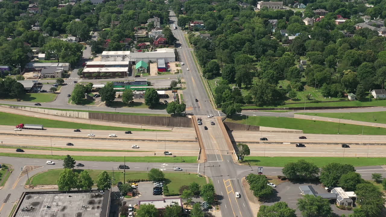 화창한 여름날 작은 바위 도시 아칸소 미국의 고속도로와 육교 차량 교통의 공중 전망, 드론 샷