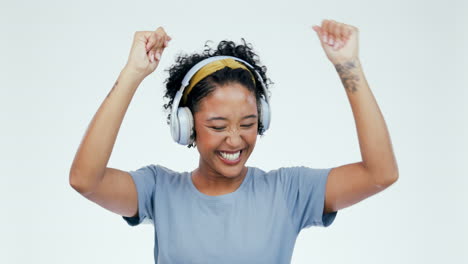 música, moda y mujer con auriculares bailando