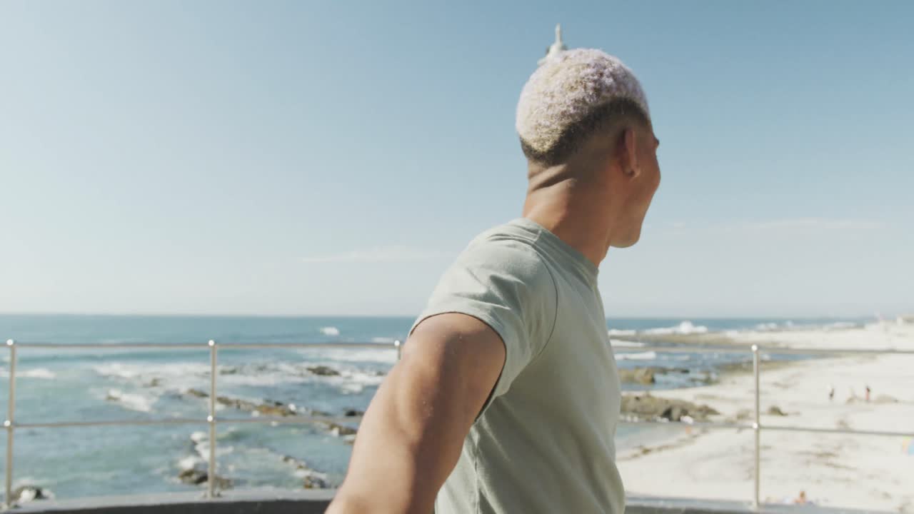 슬로우 모션으로 함께  ⁇ 고 손을 잡고 산책하는 행복한 혼혈 커플