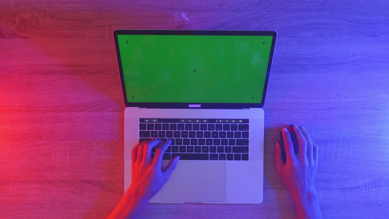 persona que trabaja en una computadora portátil con pantalla verde