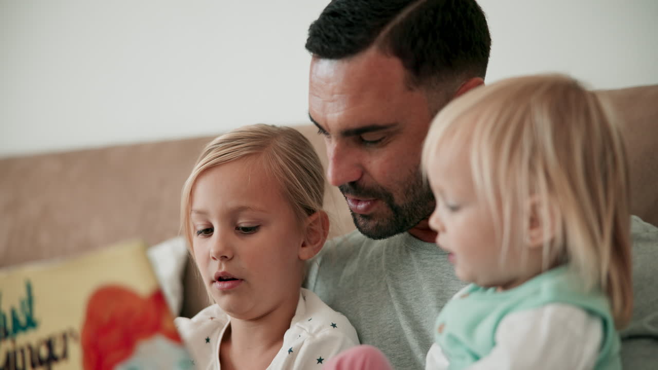 Papà, bambini e lettura di libri in camera da letto