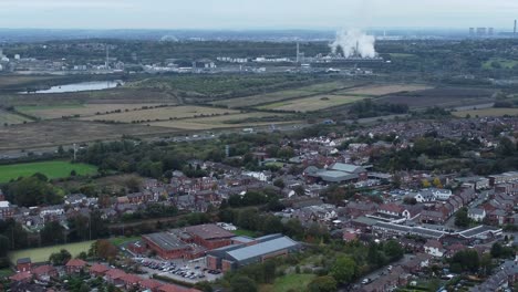 Englische-Industrie-Urbane-Landschaft-Mit-Blick-Auf-Die-Autobahn-Und-Die-Luftaufnahme-Des-Kraftwerks-Steigt