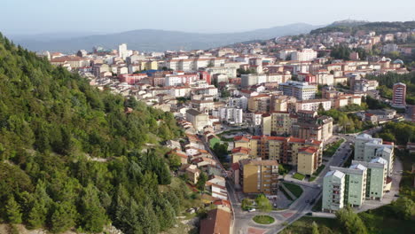 Fliegende-Rechte-Weite-Aufnahme-Von-Campobasso-Stadt-Mit-Hügel-Und-Altstadt-Im-Vordergrund