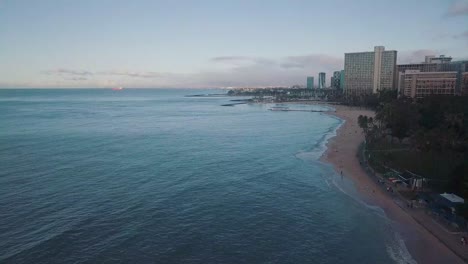 Hawaiian-Beach-in-Honolulu