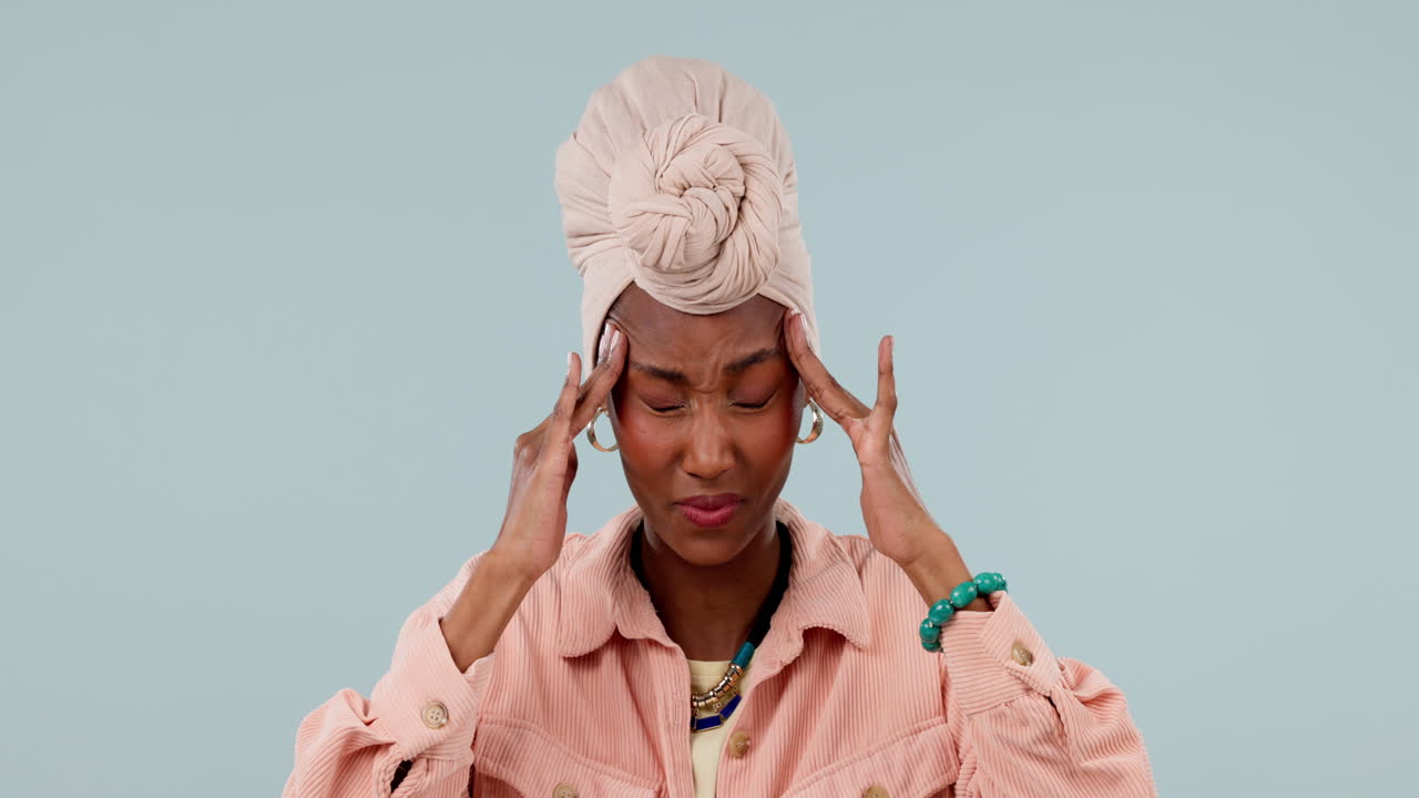 mulher, estresse e dor de cabeça ou dor de notícias