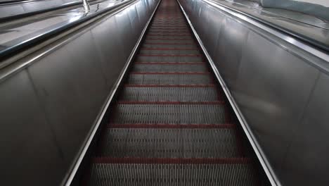 escalera mecánica en una estación de metro