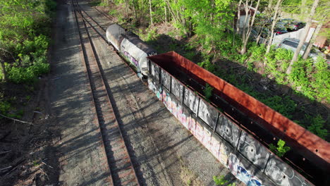 volando sobre viejos vagones de tren abandonados en un ferrocarril en desuso