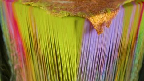 pintura de tinta multicolor fluye lentamente desde el cubo bajo el agua