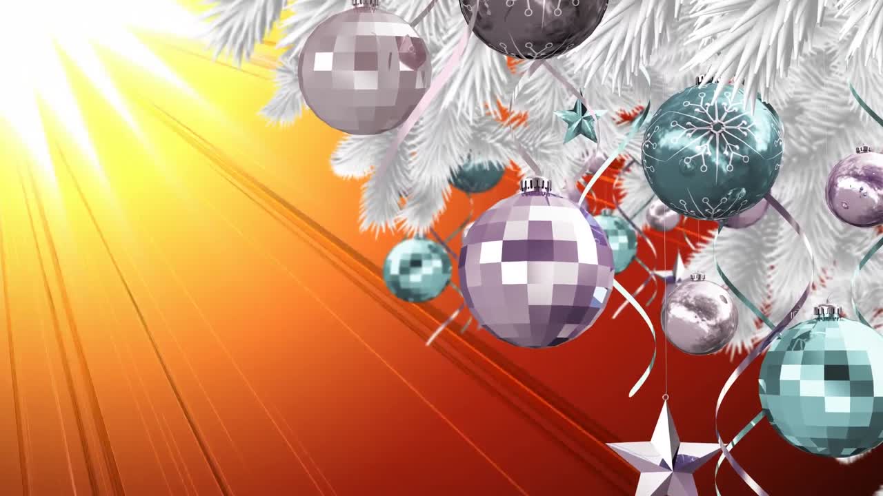 decoraciones de joyas en el árbol de navidad contra senderos de luz amarilla sobre fondo naranja