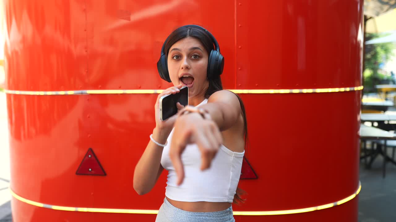 mujer cantando y bailando al aire libre