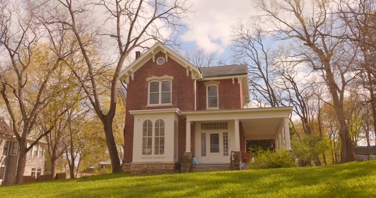 Historisches Langworthy House – Achteckhaus in Dubuque, Iowa, USA. – Aufnahme aus der Froschperspektive