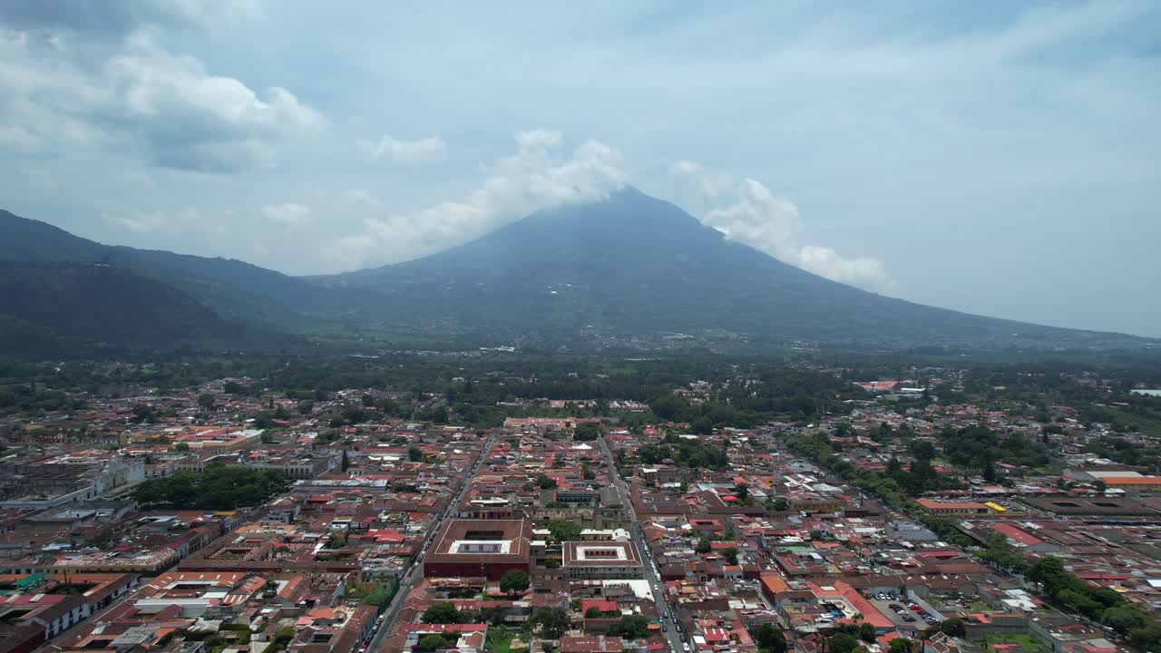 Droneoptagelser af vulkanen Volcán de Agua nær Antigua, Guatemala