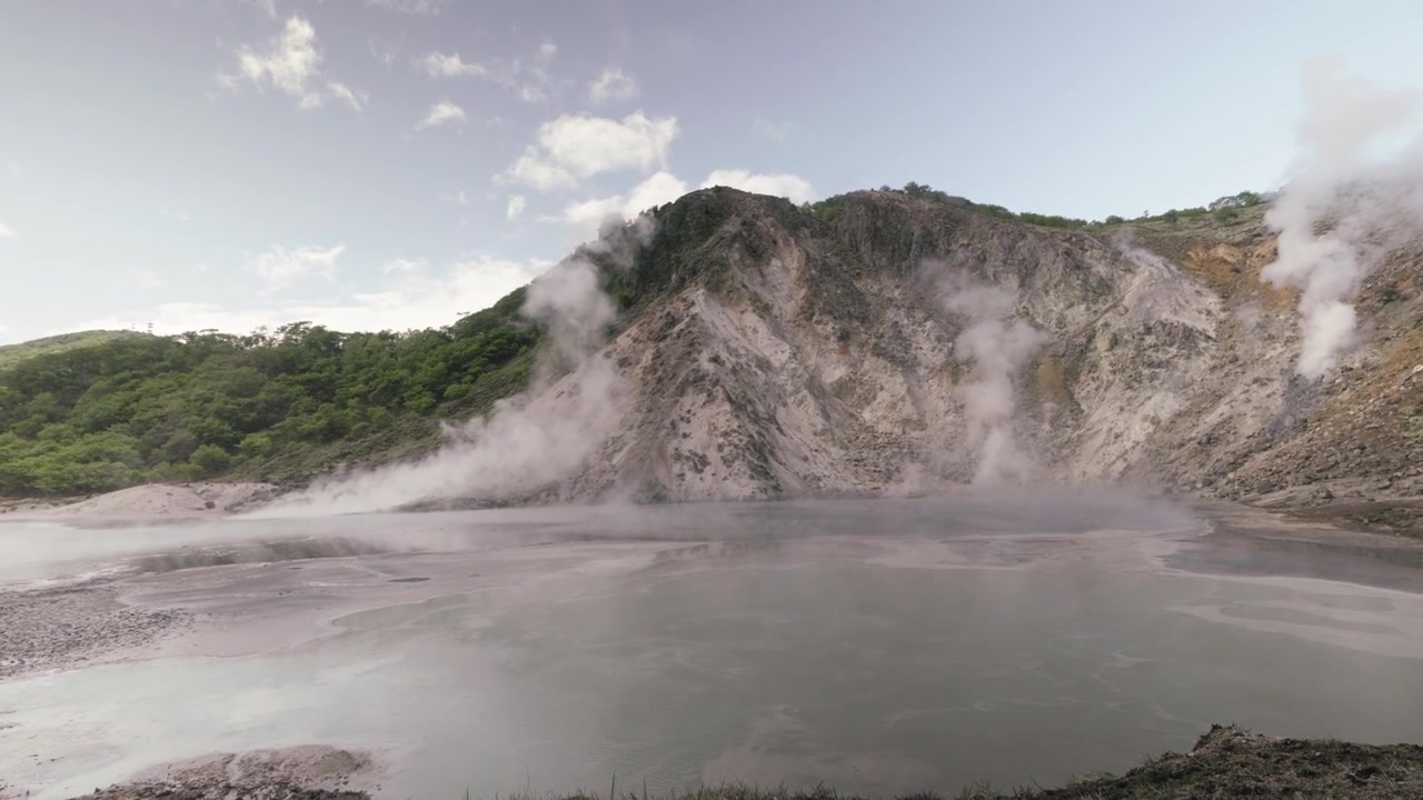 Rawa Vulkanik Air Belerang Kolam Oyunuma dengan Air Panas Bumi yang Mengepul di Area Noboribetsu Onsen, Hokkaido, Jepang. Rekaman Pan Lebar.