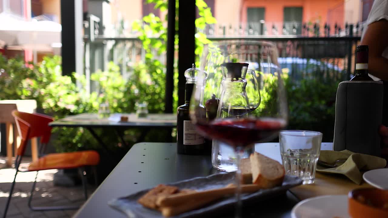 레스토랑 에서 와인 과 음식 을 즐기는 것