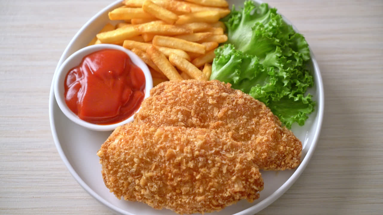 감자튀김과 케첩을 곁들인 프라이드 치킨 브레스트 필레 스테이크