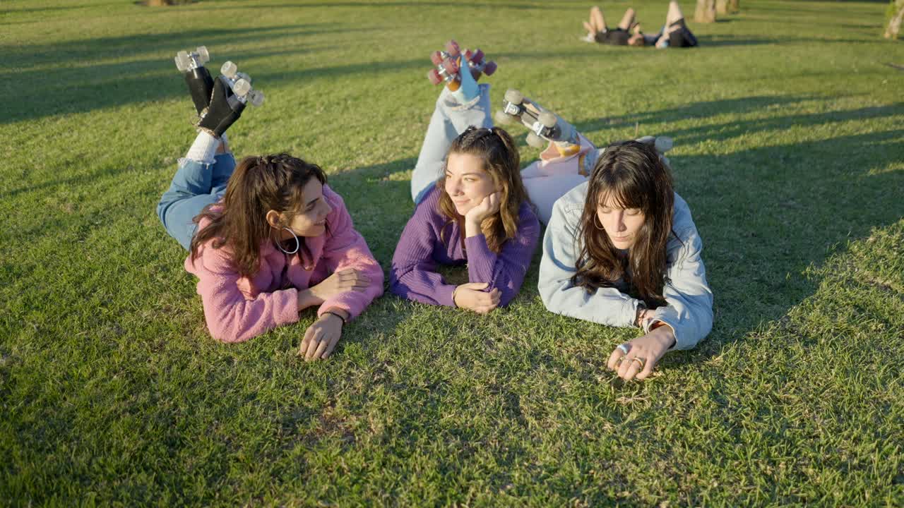 공원에서 휴식을 취하는 친구들