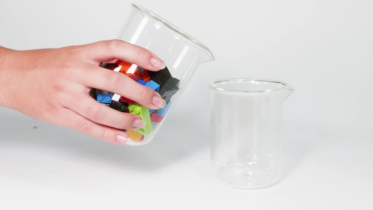 transferencia secuencial de bloques de colores entre dos frascos