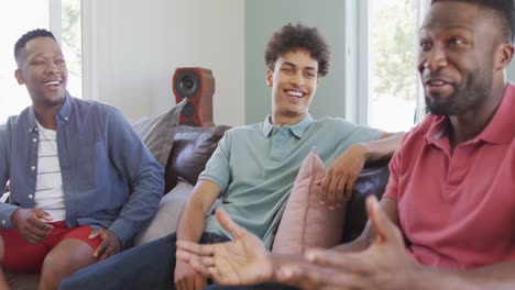 diversos amigos hombres felices sentados y hablando en la sala de estar