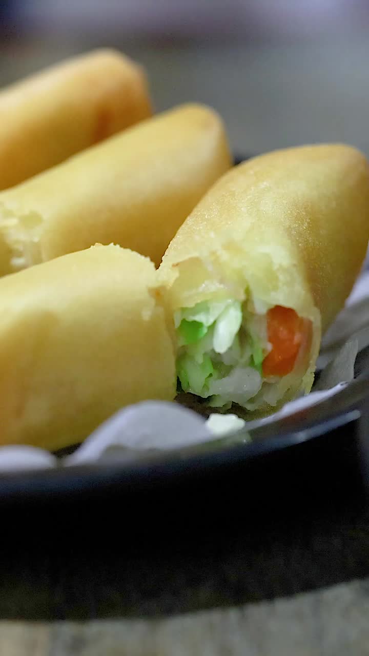 Lumpia lezat disajikan dengan saus cocol