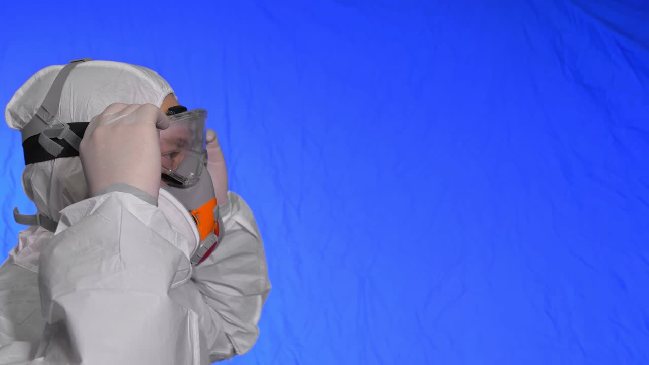 인공호흡기에서 과학자 바이러스학자: 보호 의료 마스크를 착용한 남자 가까이에서 보십시오. 개념 건강 안전 n1h1 코로나 바이러스 전염병 2019 ncov.