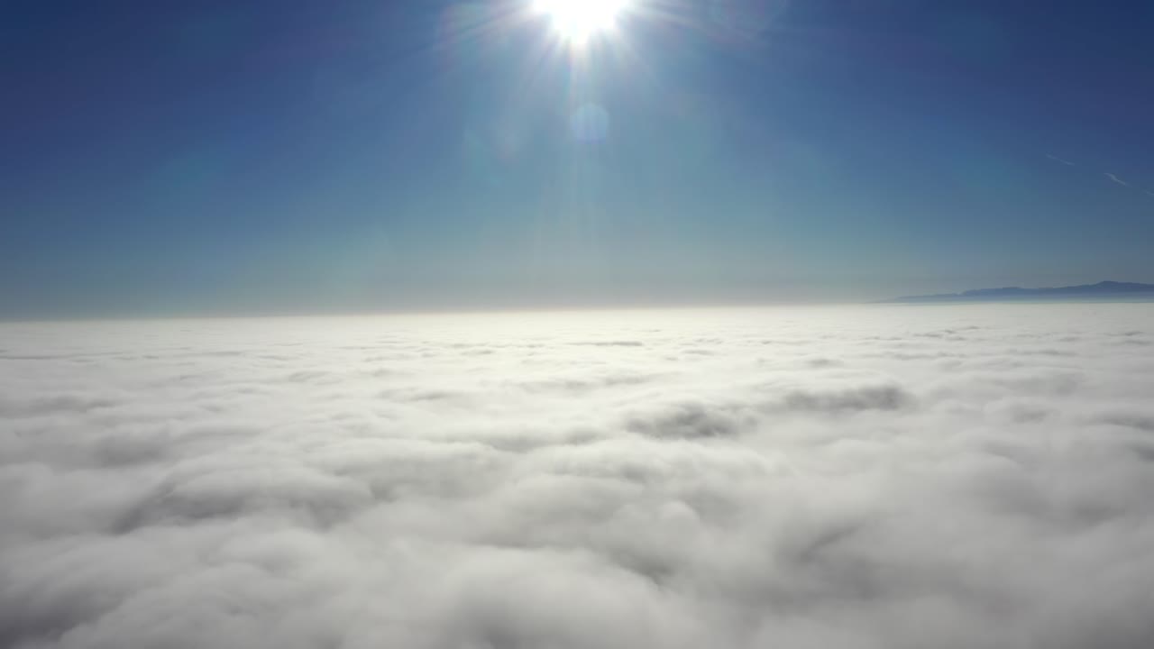 밝은 햇빛 아래 하얀 솜털 구름 침대 위의 경치 좋은 전망