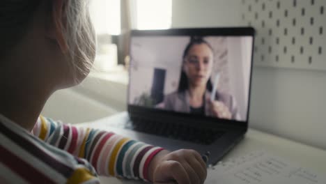 Niña-Caucásica-De-Edad-Elemental-Teniendo-Una-Conversación-En-Video-Con-Su-Tutor