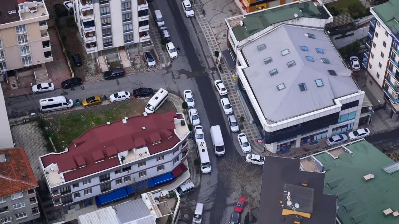 주차 된 자동차 와 함께 도시 거리의 공중 전망