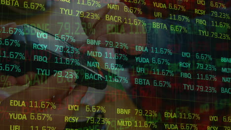 animación de datos financieros en manos de personas que utilizan pagos inalámbricos