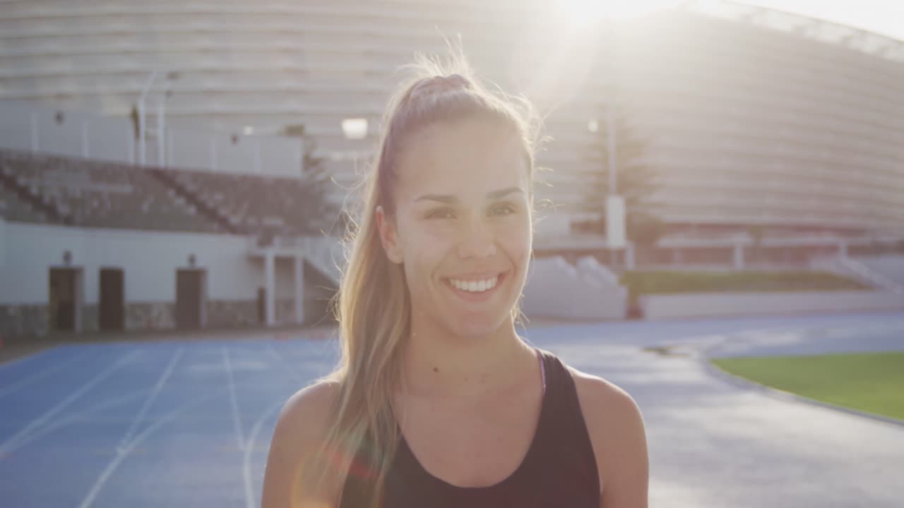 atleta mujer caucásica sonriendo a la cámara