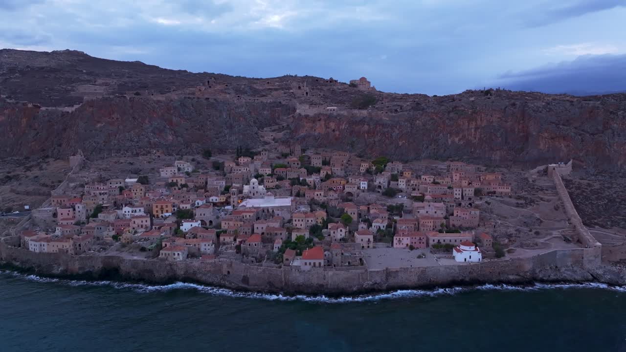 Monemvasia ve Akdeniz gün batımı tonları