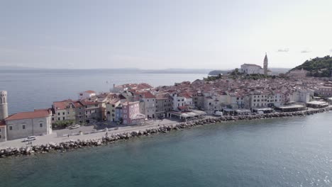 Drohnenvideo-Von-Der-Seite-&quot;Schieberegler&quot;-Der-Stadt-Piran-In-Slowenien,-Beginnend-Am-Leuchtturm-Auf-Der-Rechten-Seite,-Um-Die-Stadt-Und-Die-Kirche-Zu-Entdecken