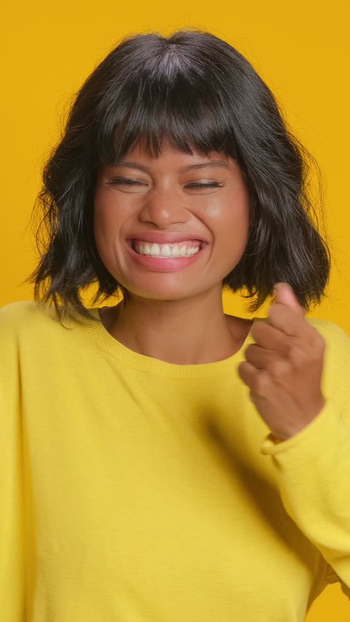 los momentos alegres compartidos resaltan las conexiones y emociones genuinas.