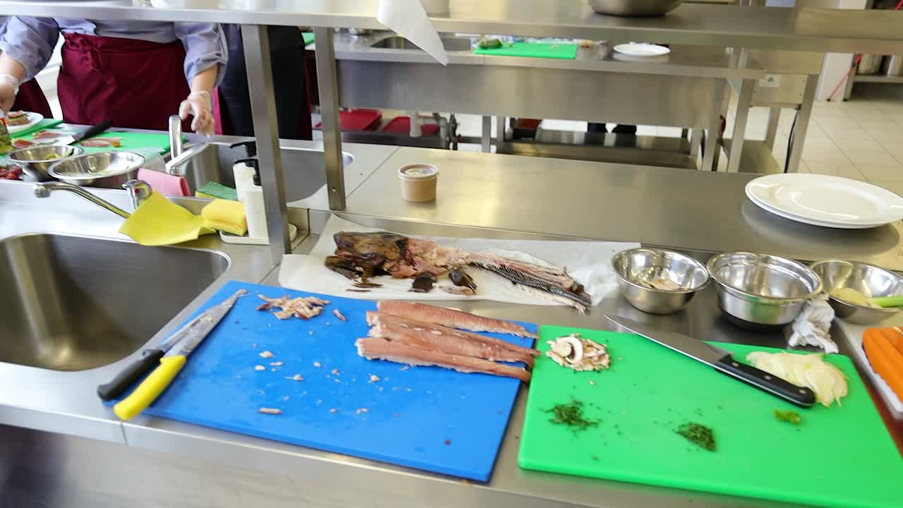 레스토랑에서  ⁇ 망진창하고  ⁇ 망진창한 주방 작업 공간을 둘러싸고