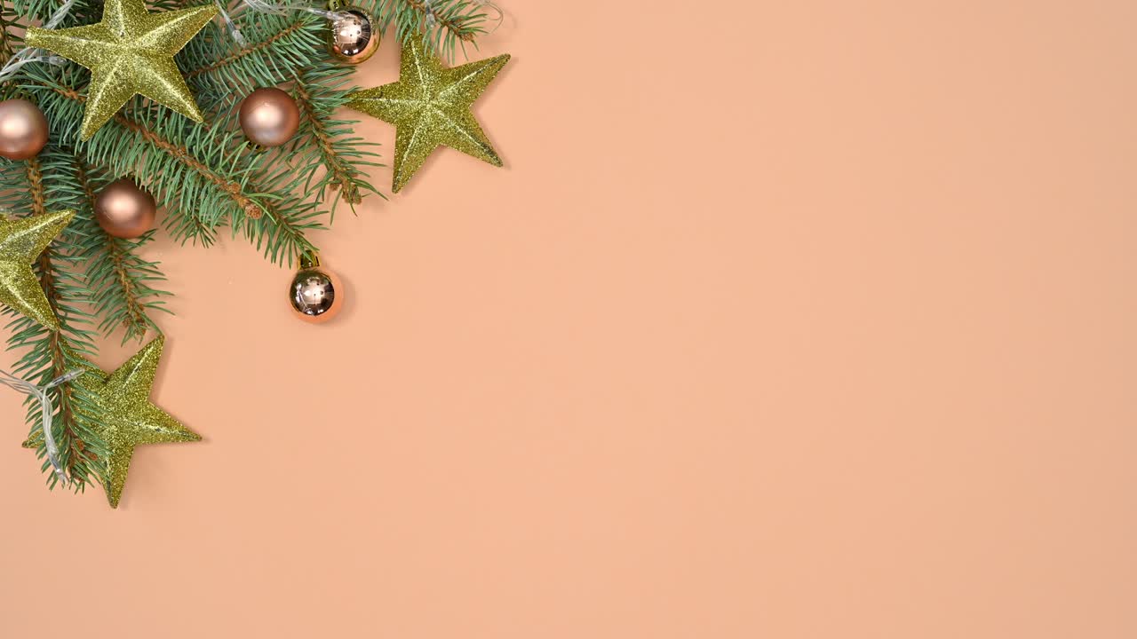 guirnalda de ramas de abeto de navidad con adornos de navidad de oro y luces parpadeantes en tema naranja.