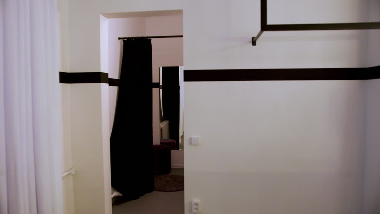 착용실에 들어오는 여자