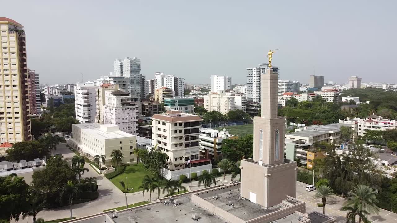 vista panorámica de drones que muestra la iglesia de jesucristo de los santos de los últimos días en santo domingo desde arriba