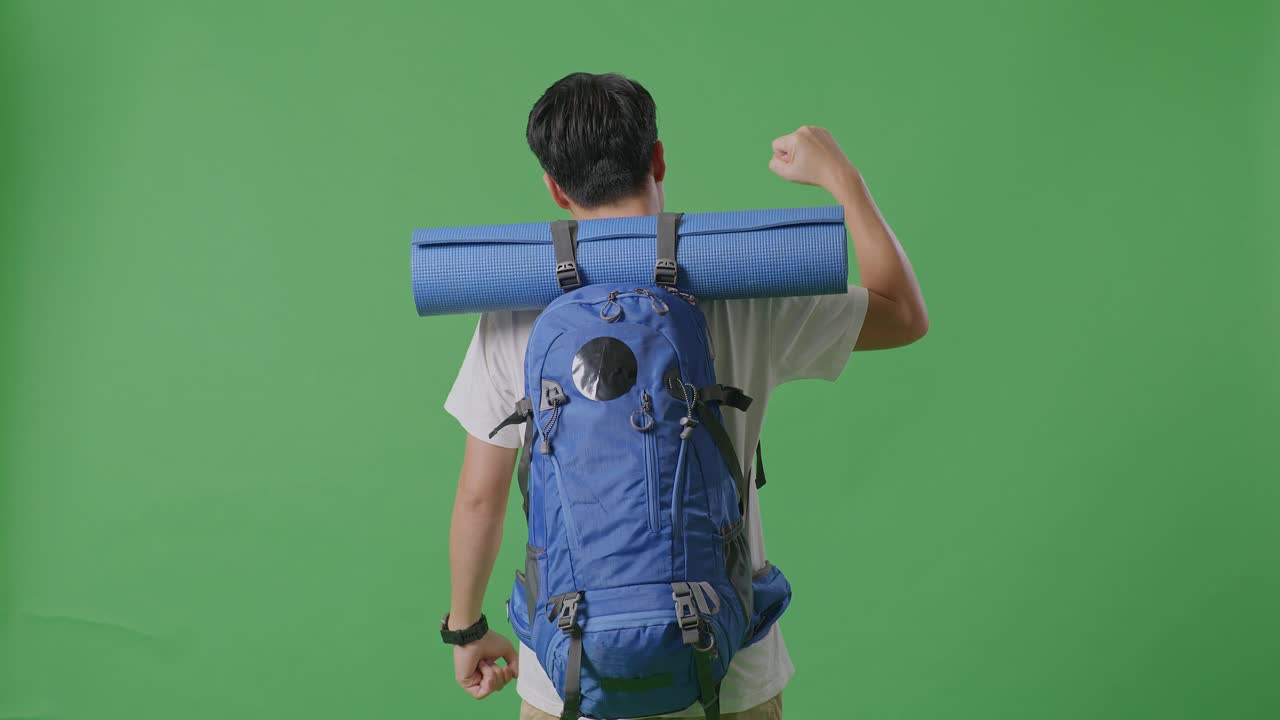 녹색 스크린에 배과 요가 매트를 가진 남자