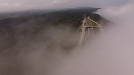 Vehículos-Que-Circulan-Por-La-I-75-Y-La-Carretera-De-Montaña-Rarity-Por-Exuberantes-Montañas-De-Newcomb,-Tennessee-En-Un-Día-De-Niebla-En-Estados-Unidos