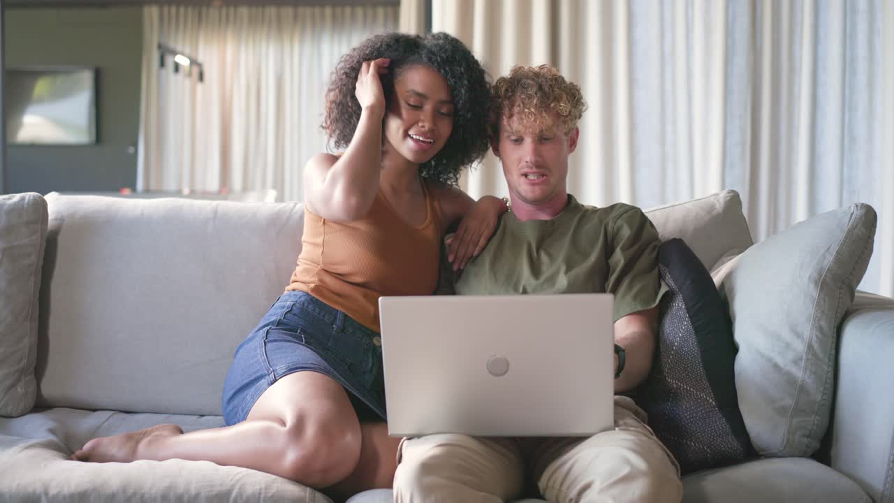 Par på sofaen opdager indhold på bærbar computer, læner sig, peger, rækker ud, giver high-five og vender tilbage.