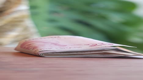 primer plano de una pila de billetes de 20 liras turcos en una mesa de madera