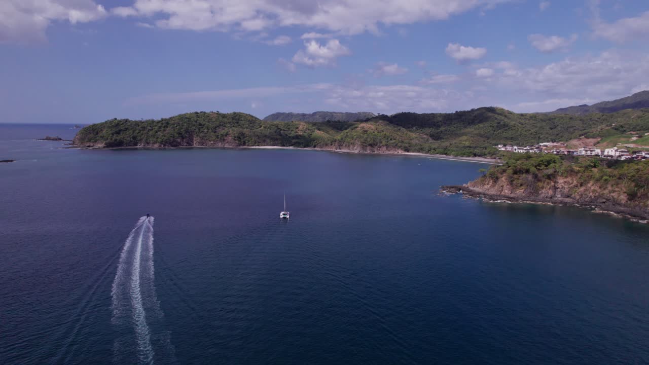 Attività acquatiche da un catamarano su una moto d'acqua