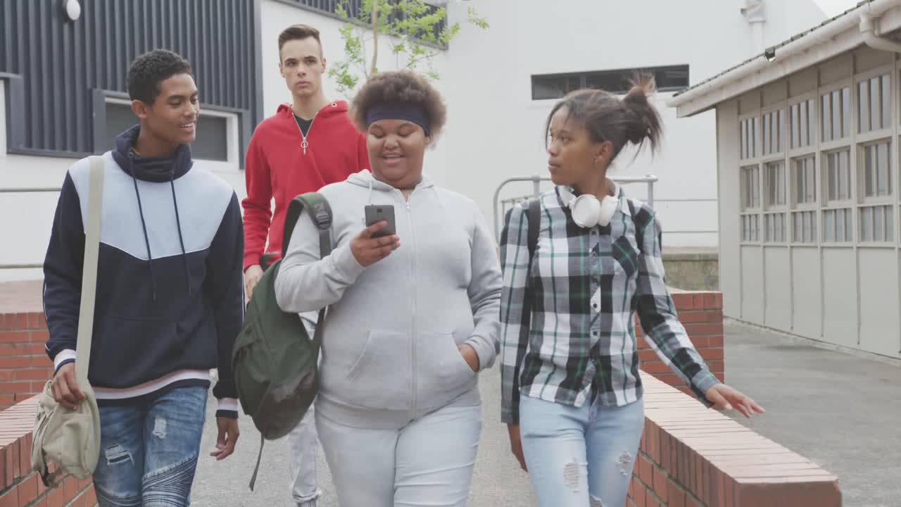 estudiantes caminando en sus terrenos de la escuela secundaria