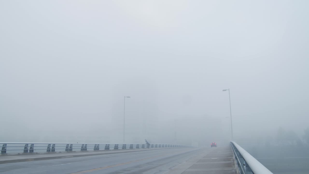 콜럼버스 오하이오 시내에서 안개가 자욱한 아침 동안 이른 아침 통근