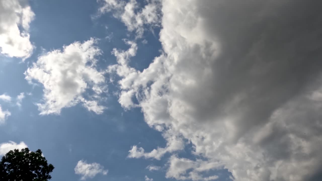 푸른 하늘에서  구름의 움직임의 시간 경과, 날씨가 빛에서 약간 구름으로 변하는 것