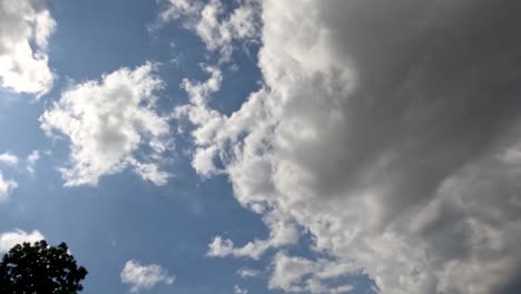 lapso de tiempo del movimiento de las nubes blancas en un cielo azul, el tiempo cambia de soleado a ligeramente nublado