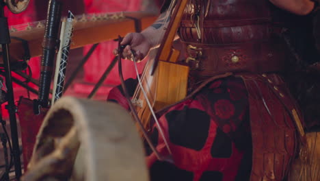 músico interpreta tocando el instrumento de arco igil en conciertos