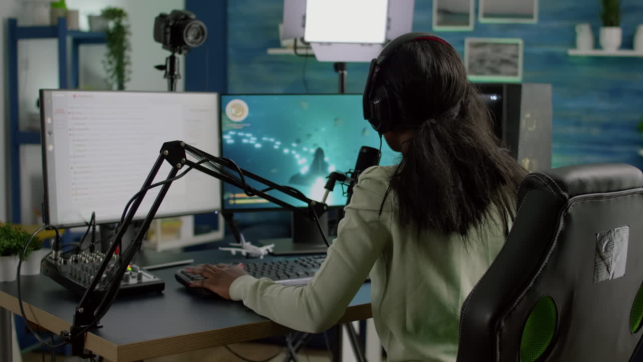 mujer africana streamer cibernética ganadora realizando un videojuego de disparos espaciales