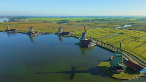 Famosos-Molinos-De-Viento-Holandeses-Zaanse-Schans-Junto-Al-Río-Zaan-En-Zaanstad