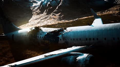 El avión se estrelló en una montaña.