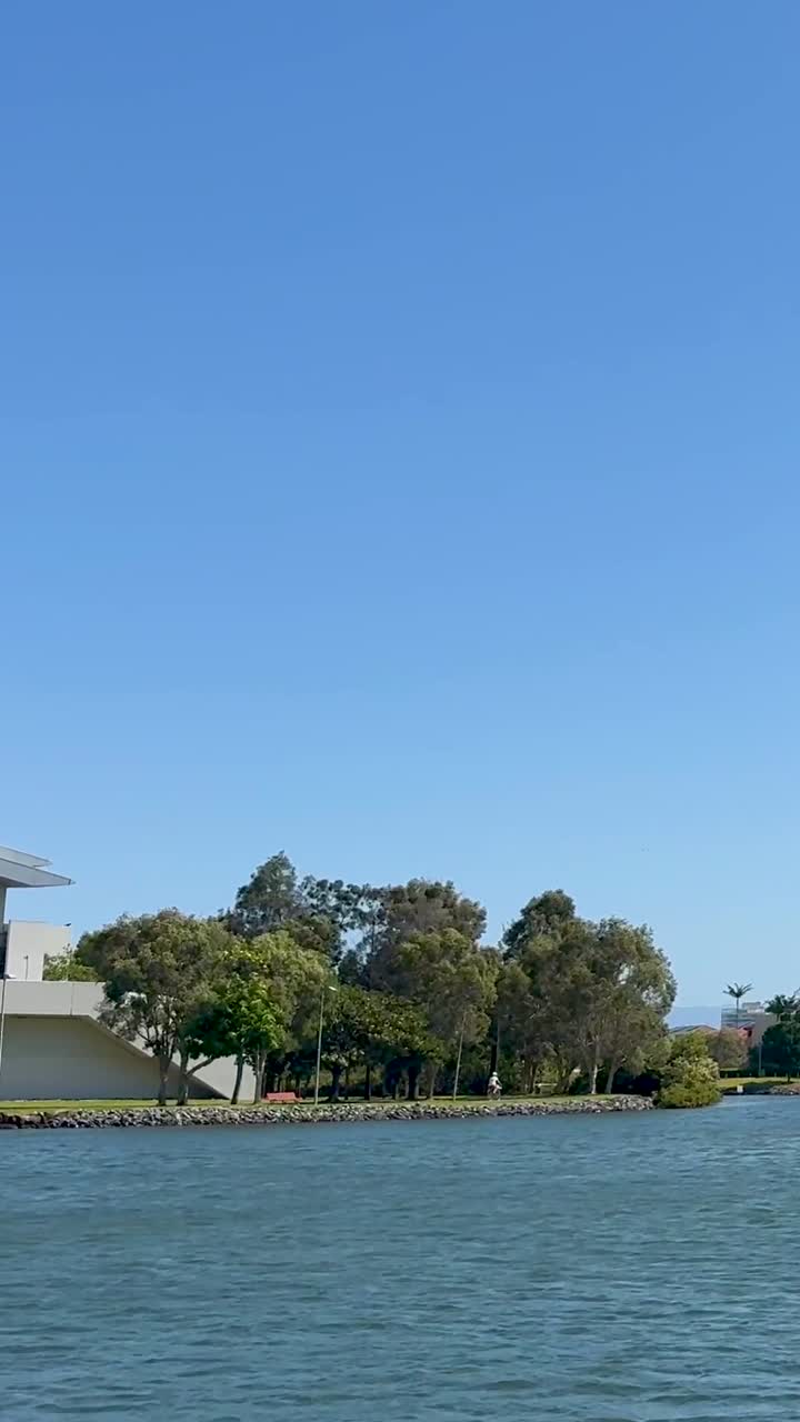 해안가 건물과 은 파란 하늘